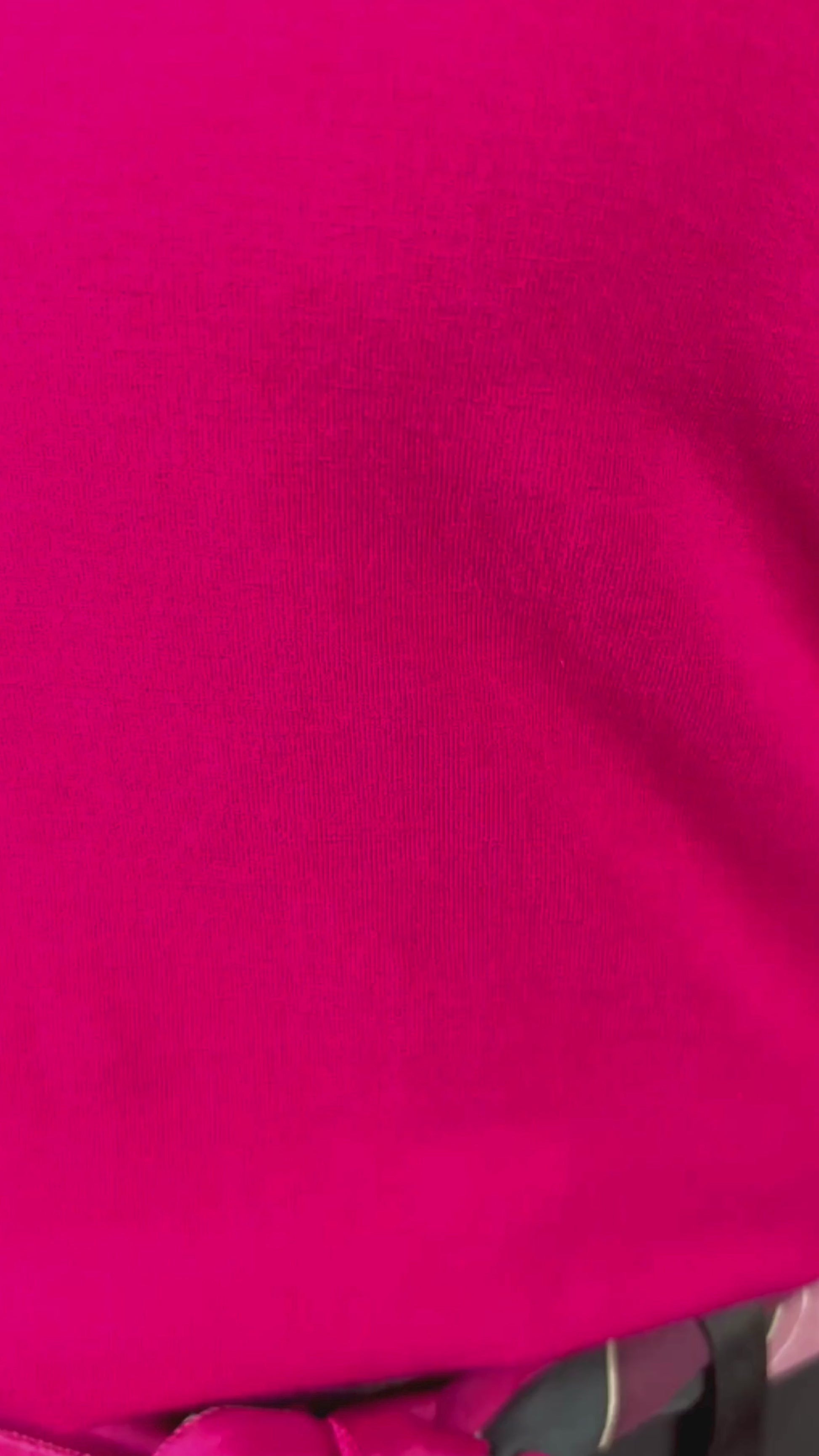 Chandail à col large en V rose fuchsia Isabelle Elie Boutique, taille estimée à s/m. Vue de la vidéo qui  présente tous les détails du chandail.
