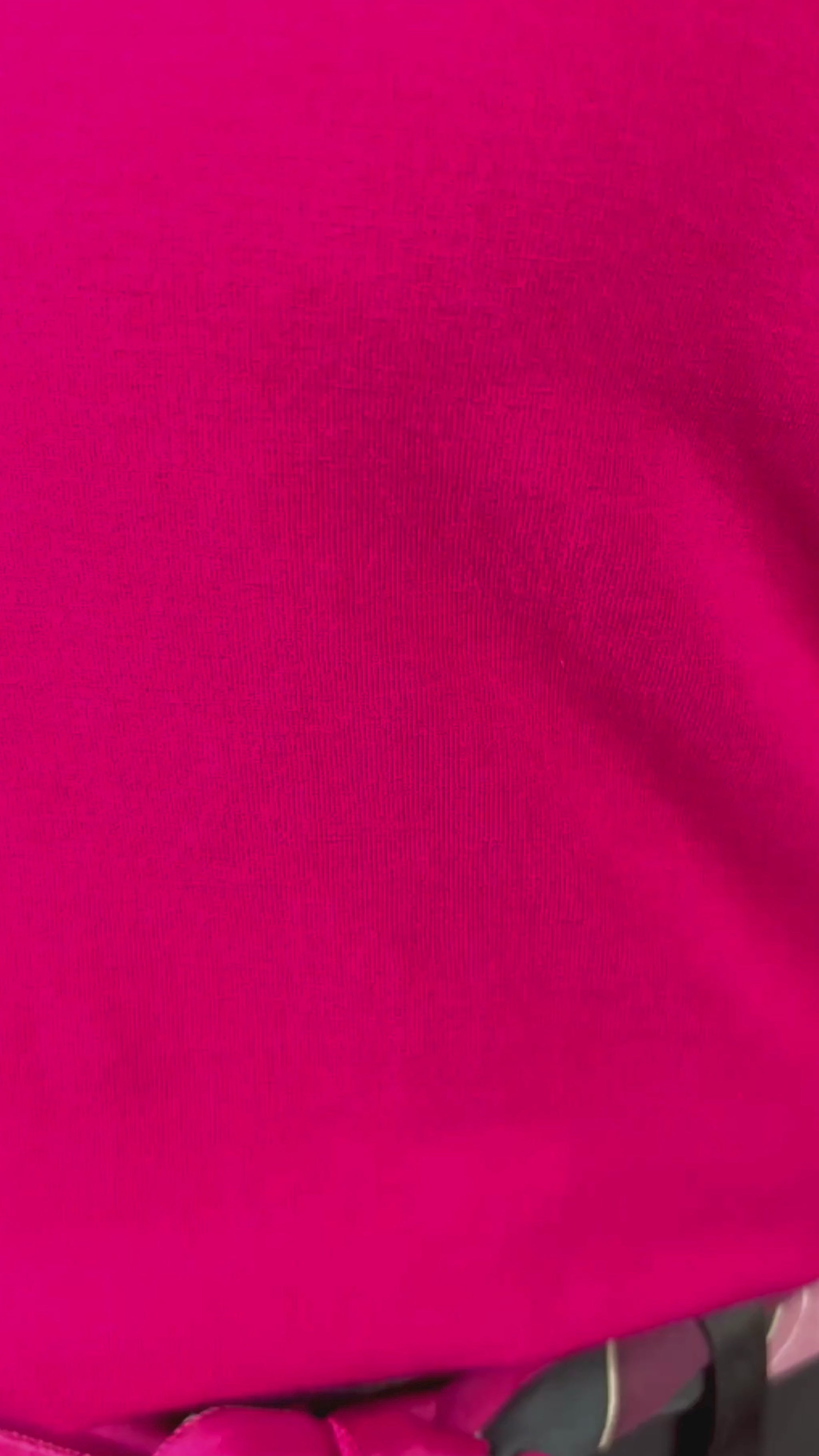 Chandail à col large en V rose fuchsia Isabelle Elie Boutique, taille estimée à s/m. Vue de la vidéo qui  présente tous les détails du chandail.