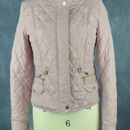 Veste matelassée rose poudré détails dorés, Tristan, taille xs. Vue de la vidéo qui présente tous les détails de la veste.