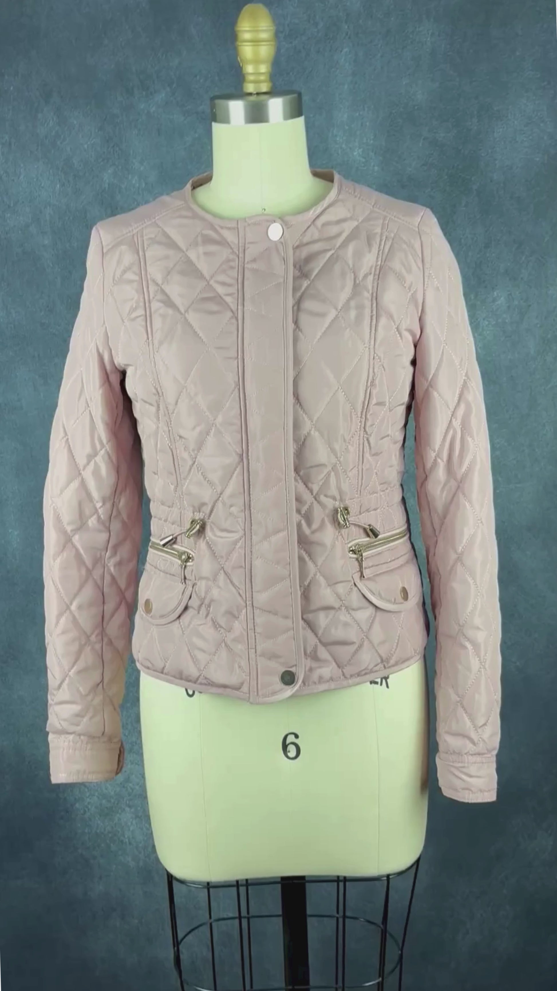 Veste matelassée rose poudré détails dorés, Tristan, taille xs. Vue de la vidéo qui présente tous les détails de la veste.