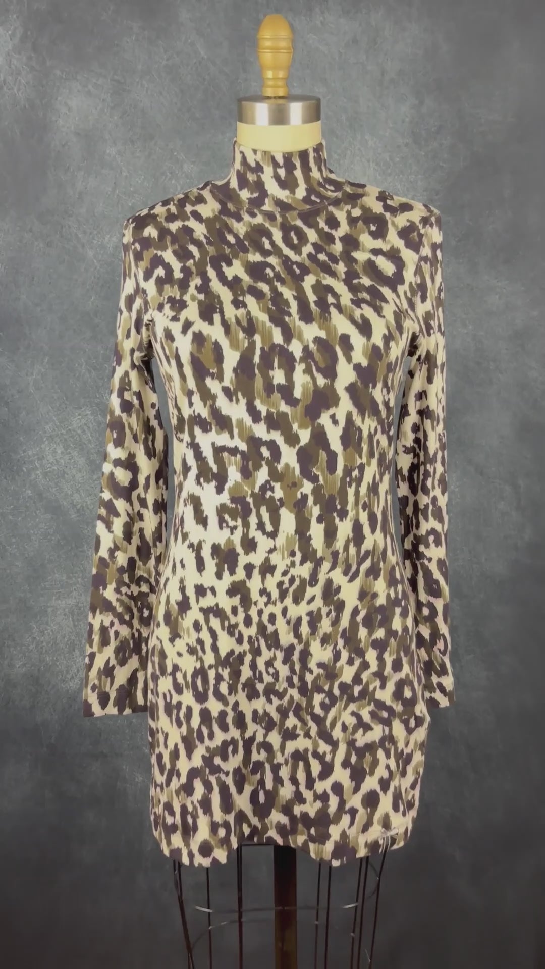 Robe tunique ajustée à motifs abstraits et petit col montant Marc Cain, taille N4 (estimée à xs/s). Vue de la vidéo qui présente tous les détails de la robe.