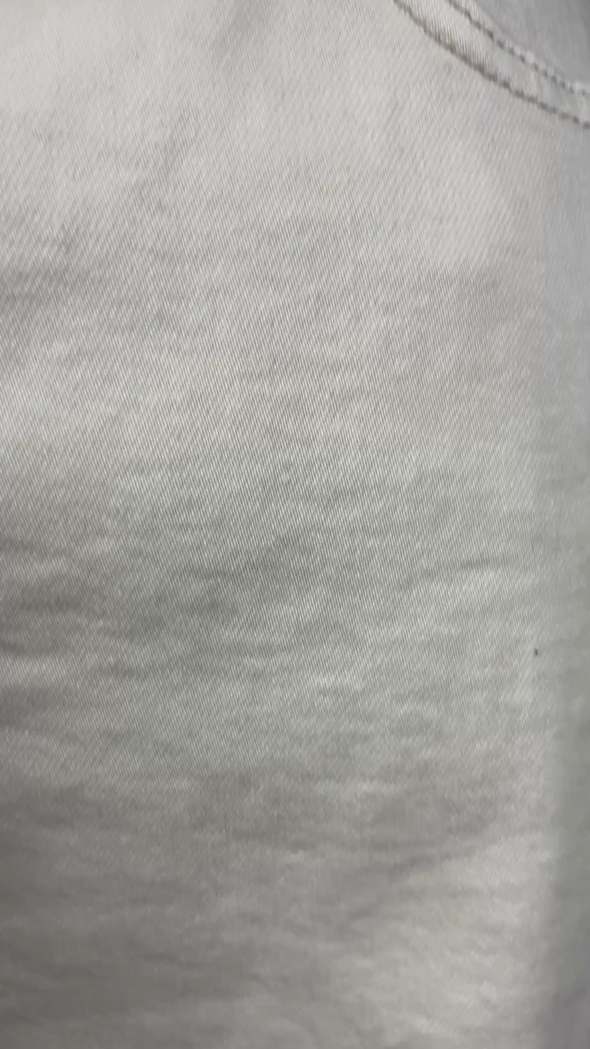Jupe midi écru en denim Banana Republic, taille 10. Vue de la vidéo qui présente tous les détails de la jupe.