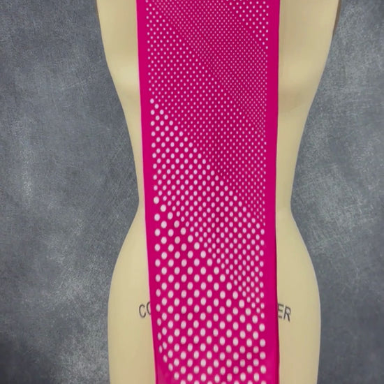 Foulard rose étroit à extrémités en pointe à pois blanc Vera. Vue de la vidéo qui présente tous les détails du foulard.