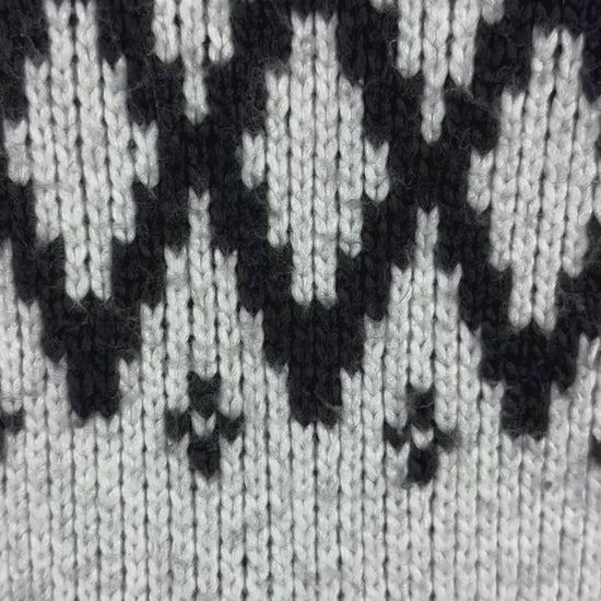Chandail en tricot douillet à motifs à col roulé Joie, taille xl. Vue de la vidéo qui présente tous les détails du chandail.