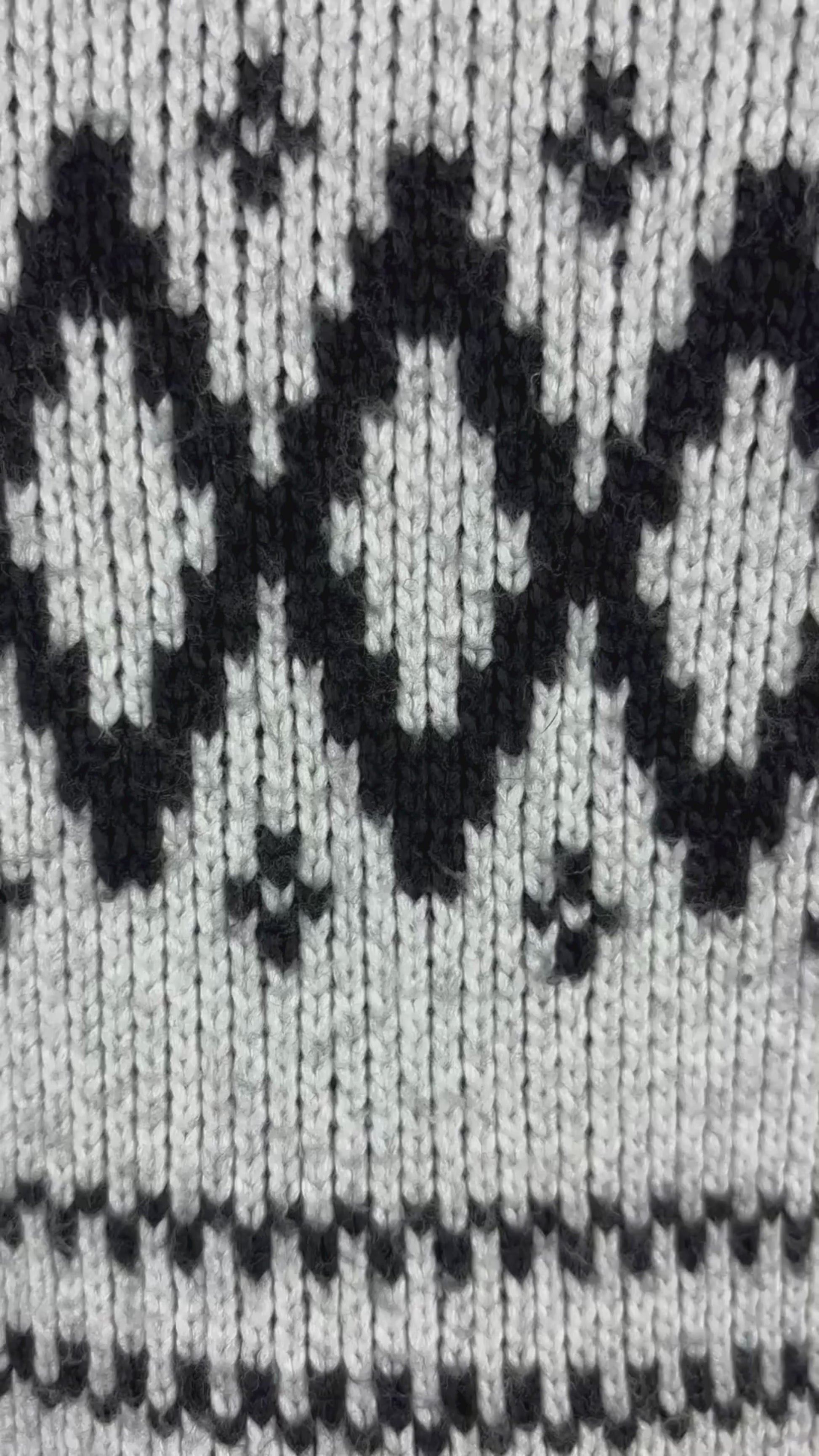 Chandail en tricot douillet à motifs à col roulé Joie, taille xl. Vue de la vidéo qui présente tous les détails du chandail.