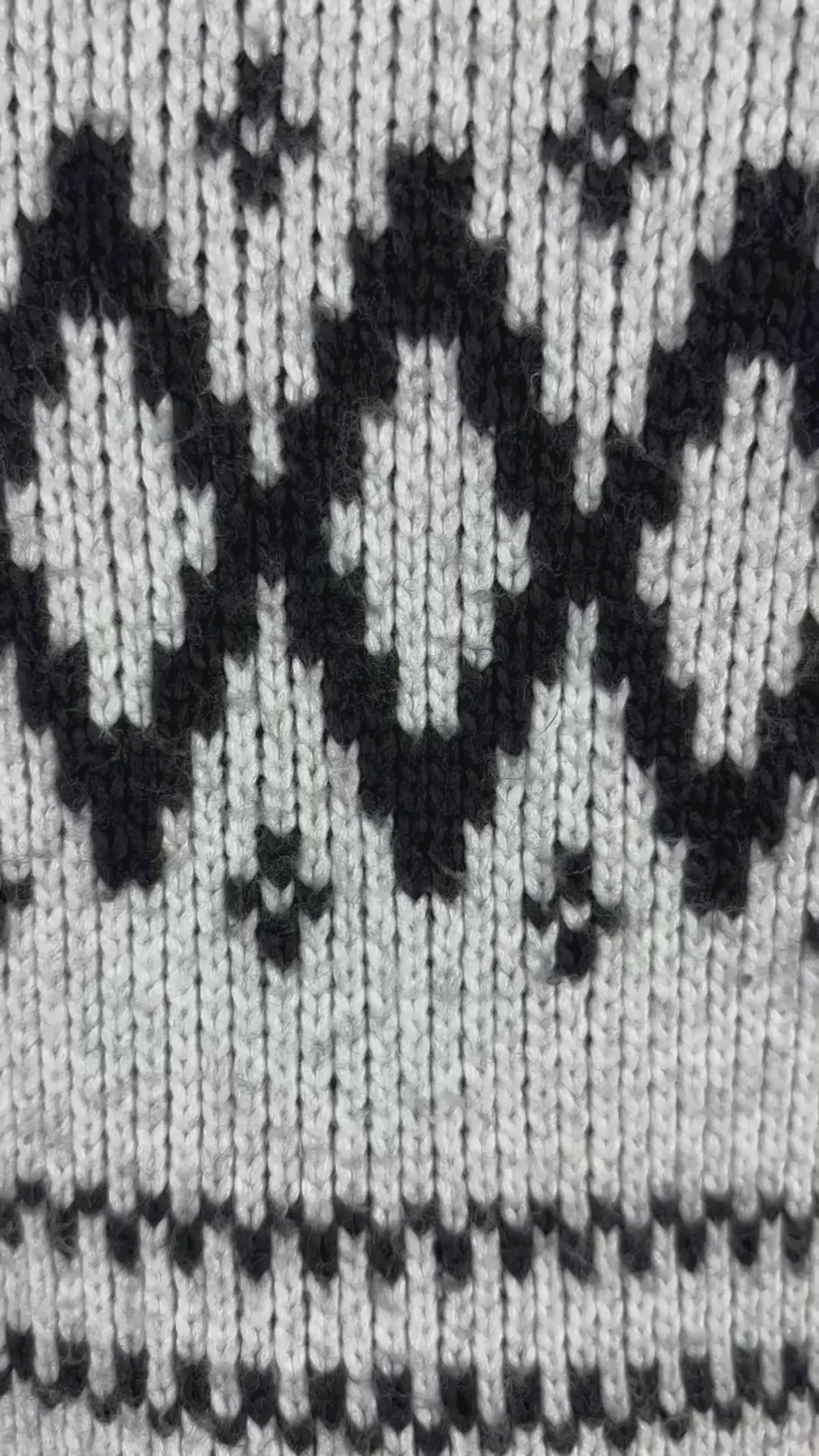Chandail en tricot douillet à motifs à col roulé Joie, taille xl. Vue de la vidéo qui présente tous les détails du chandail.