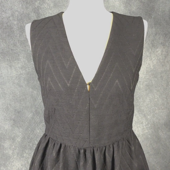 Robe texturée bleu-noir coupe patineuse avec poches Maje, taille 3 (env. medium). Vue de la vidéo qui présente tous les détails de la robe.