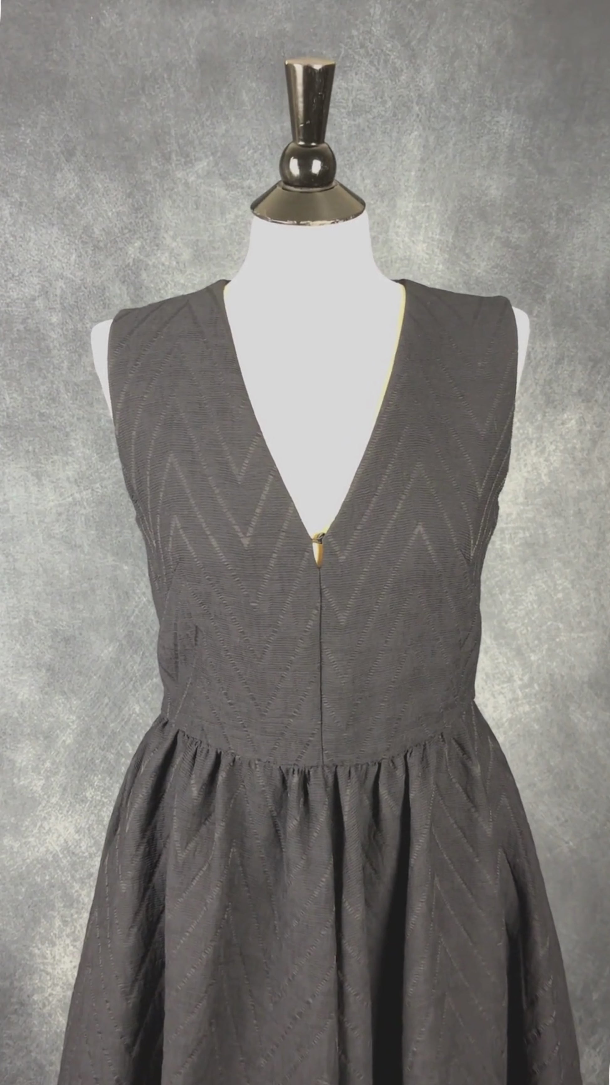 Robe texturée bleu-noir coupe patineuse avec poches Maje, taille 3 (env. medium). Vue de la vidéo qui présente tous les détails de la robe.