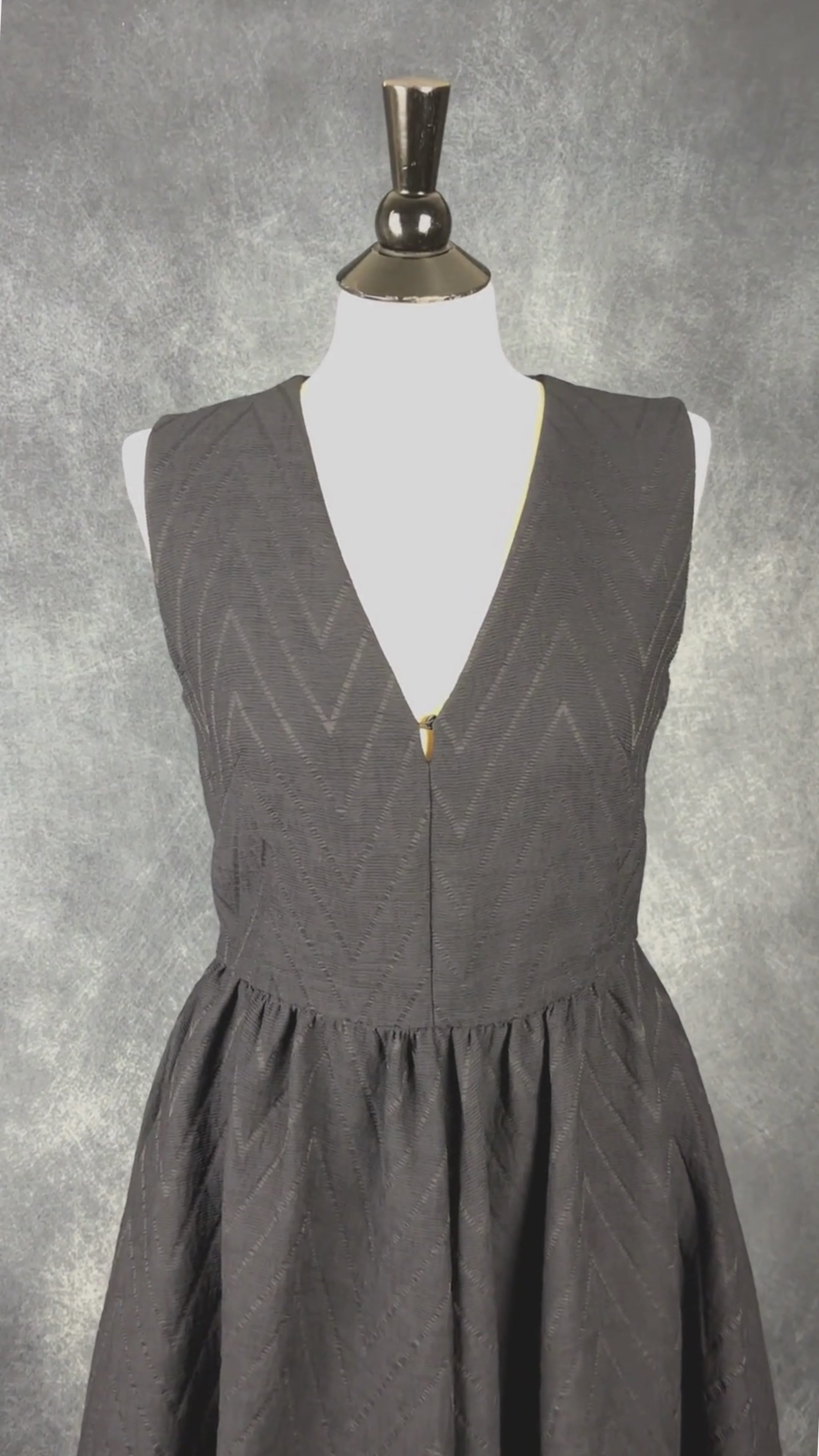 Robe texturée bleu-noir coupe patineuse avec poches Maje, taille 3 (env. medium). Vue de la vidéo qui présente tous les détails de la robe.