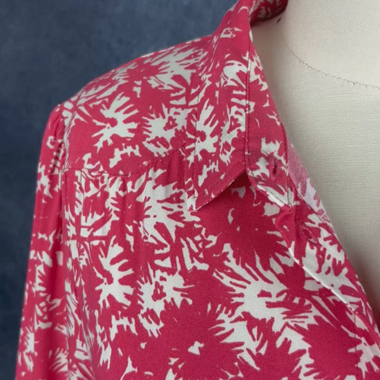 Chemisier fluide floral rouge corail et crème à manches 7/8, Part Two, taille 36. Vue de la vidéo qui présente tous les détails du chemisier.