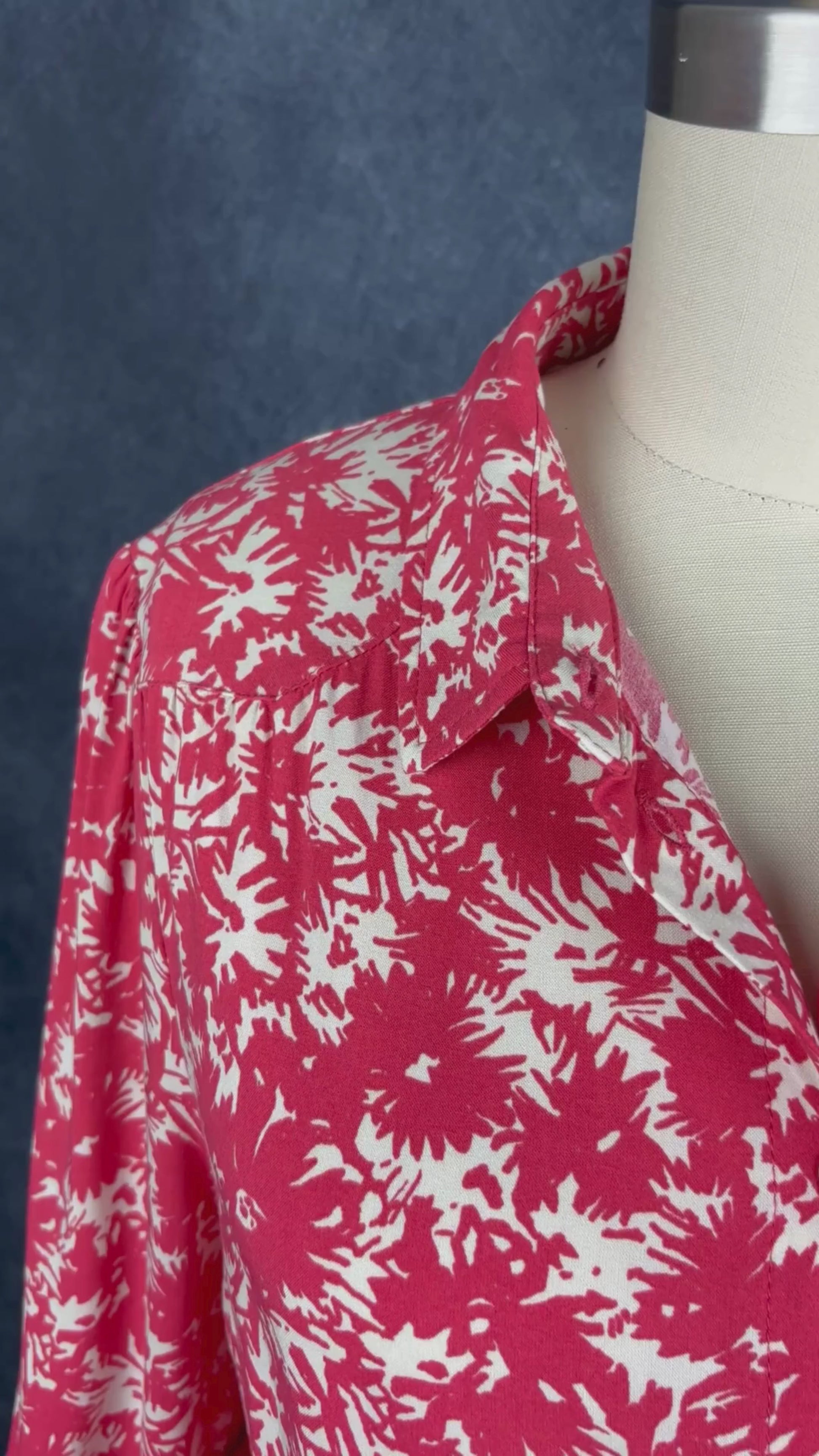 Chemisier fluide floral rouge corail et crème à manches 7/8, Part Two, taille 36. Vue de la vidéo qui présente tous les détails du chemisier.
