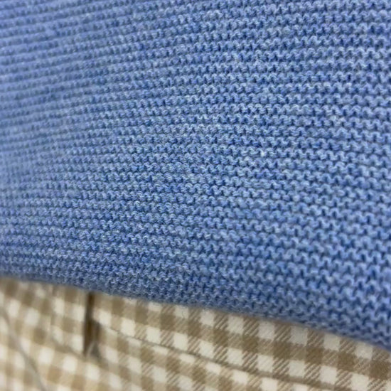 Chandail bleu doux (un peu lavande) en doux et fin tricot de coton Yaya, taille small. Vue de la vidéo qui présente tous les détails du chandail.