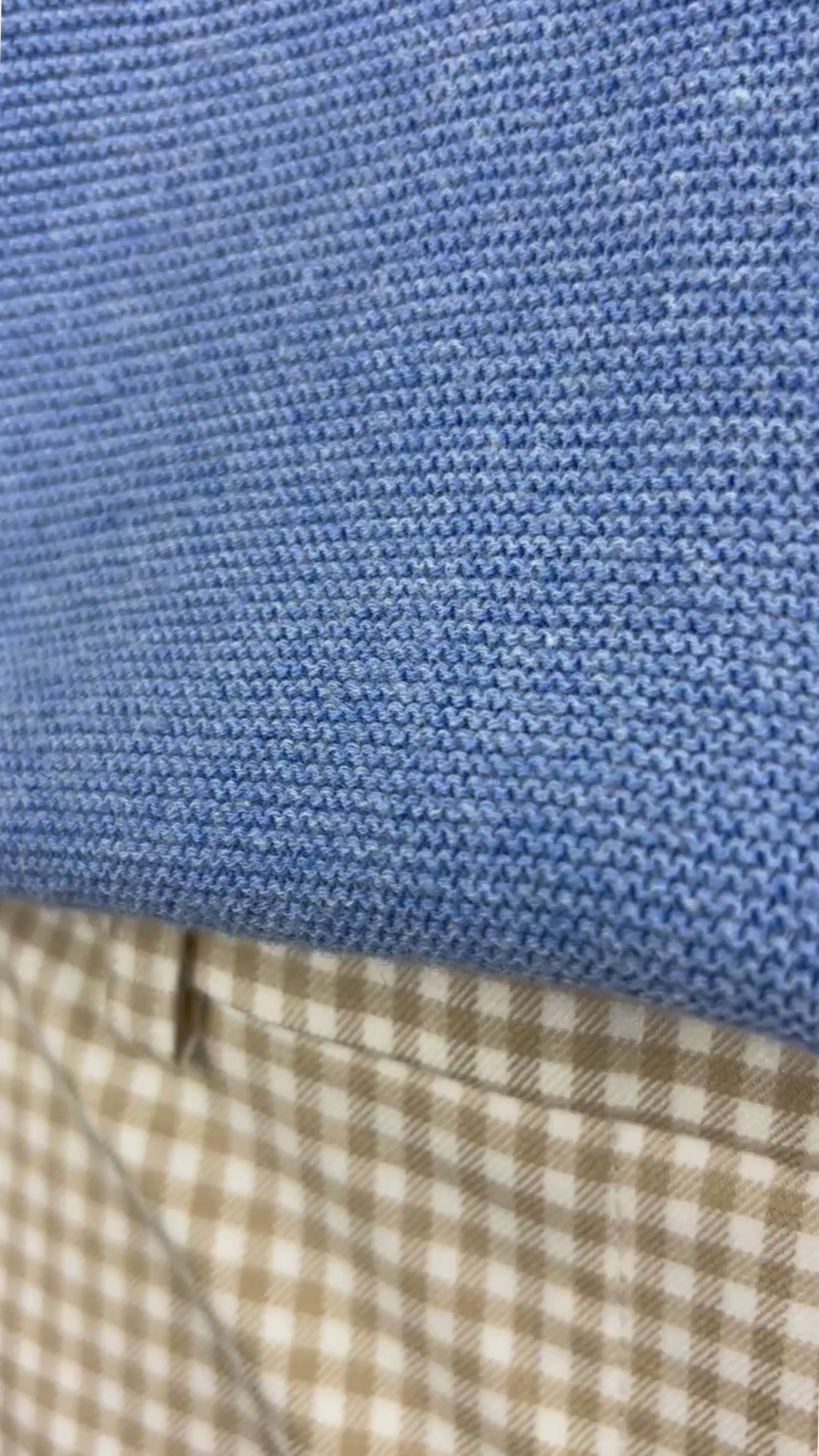Chandail bleu doux (un peu lavande) en doux et fin tricot de coton Yaya, taille small. Vue de la vidéo qui présente tous les détails du chandail.