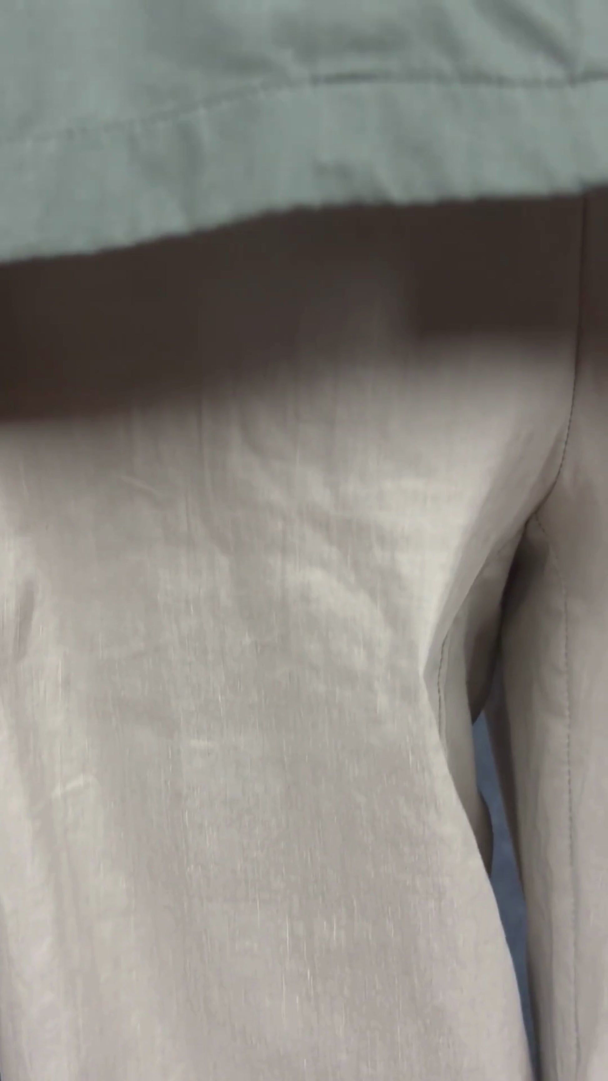 Pantalon gris vert écourté en mélange de lin Sarah Pacini, taille 2 (m). Vue de la vidéo qui présente tous les détails du pantalon.