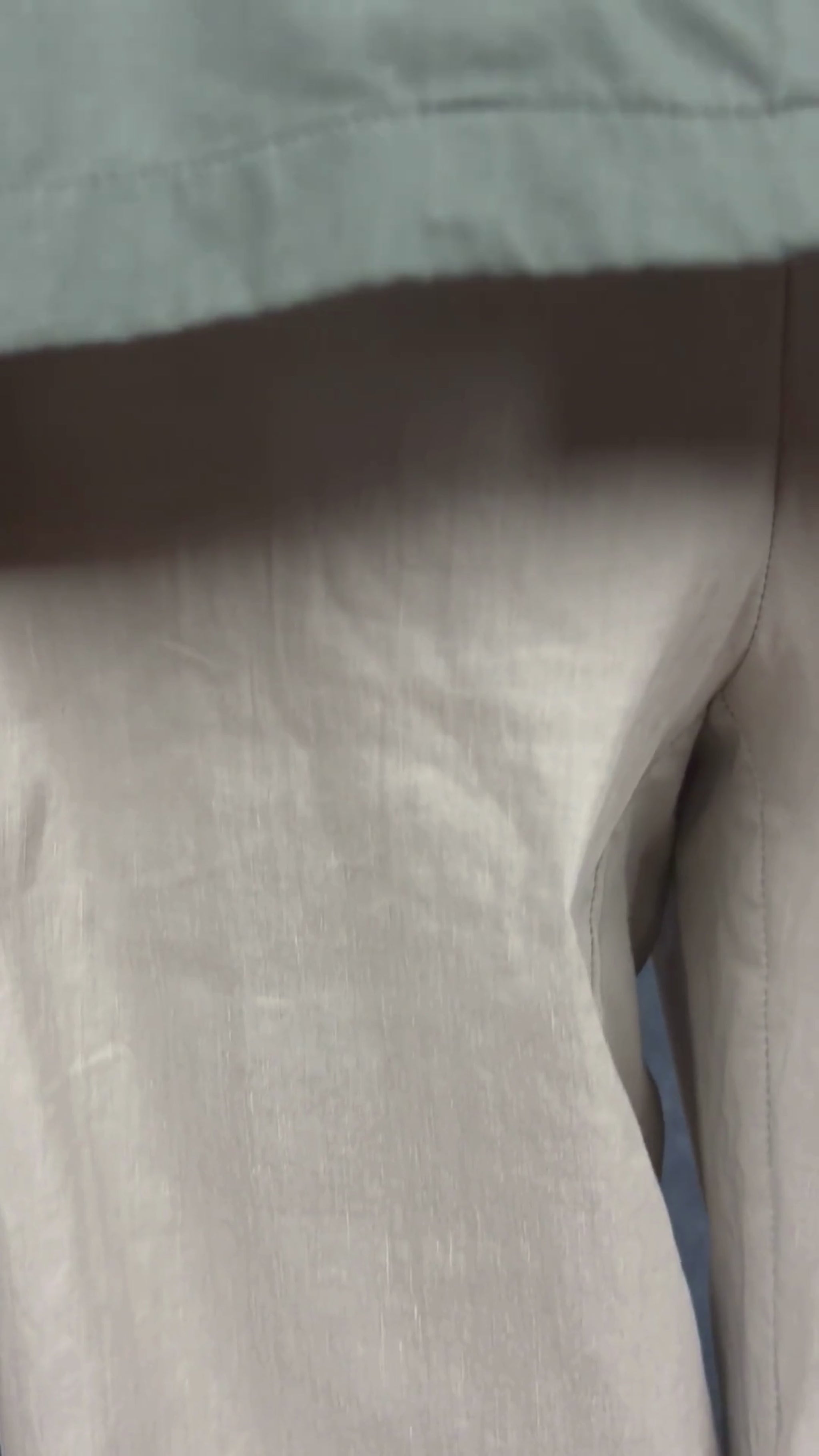 Pantalon gris vert écourté en mélange de lin Sarah Pacini, taille 2 (m). Vue de la vidéo qui présente tous les détails du pantalon.