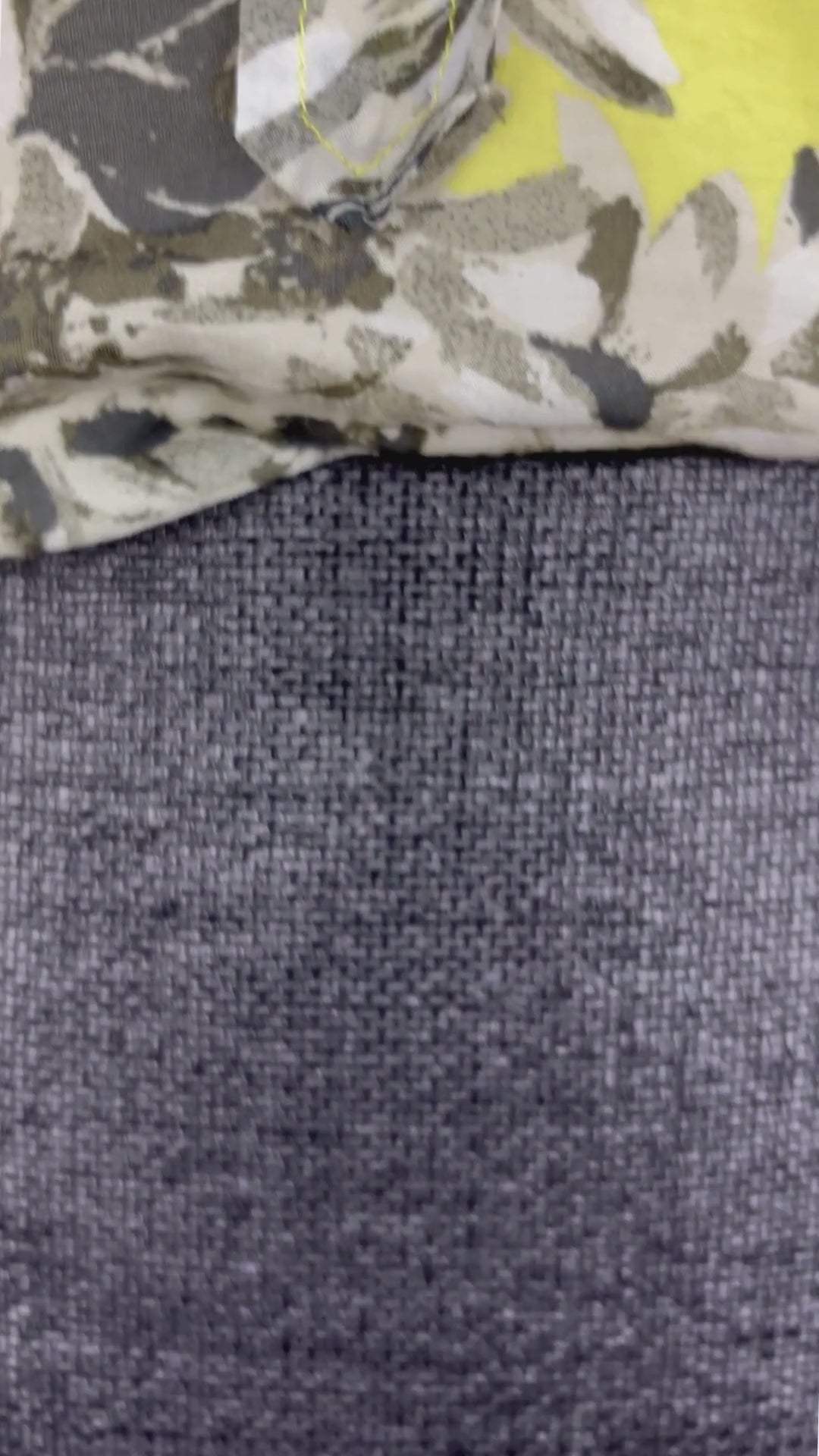 Blouse en coton et soie jaune à motifs floraux J.Crew, taille 2 (xs/s). Vue de la vidéo qui présente tous les détails de la blouse.