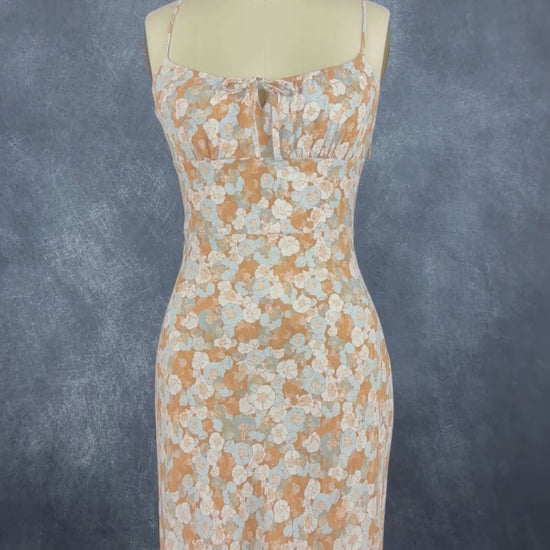 Robe à doux motif floral à fines bretelles ajustables Wilfred, taille 4. Vue de la vidéo qui présente tous les détails de la robe.