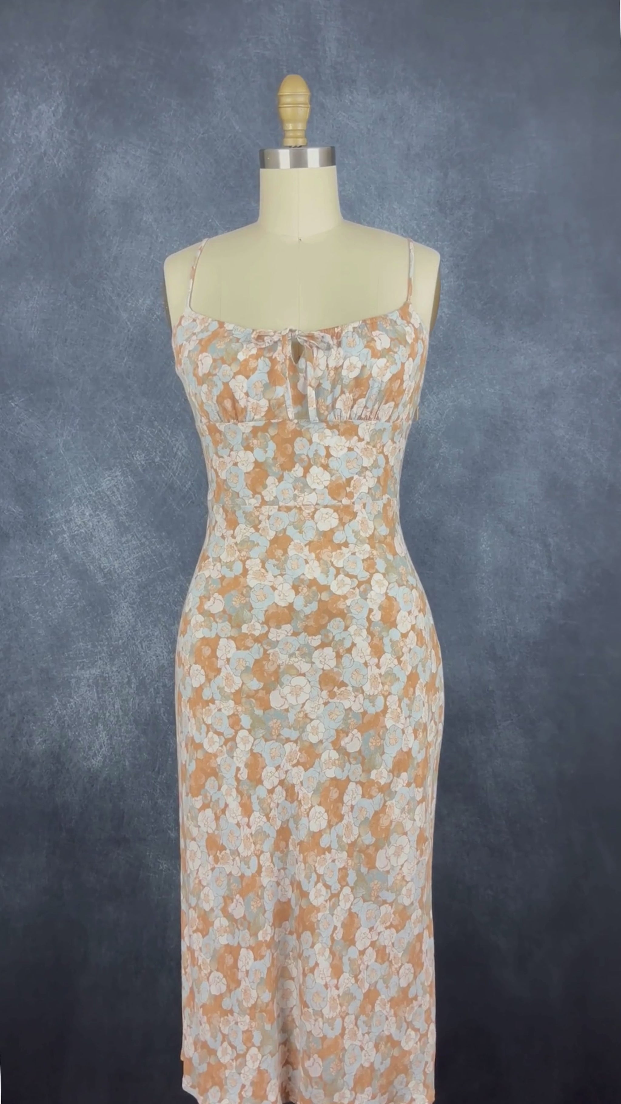 Robe à doux motif floral à fines bretelles ajustables Wilfred, taille 4. Vue de la vidéo qui présente tous les détails de la robe.