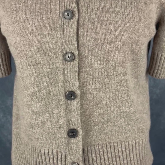 Jeans délavage moyen à jambe large Gap, taille 26 petite. Vue de la vidéo qui présente tous les détails du jeans.