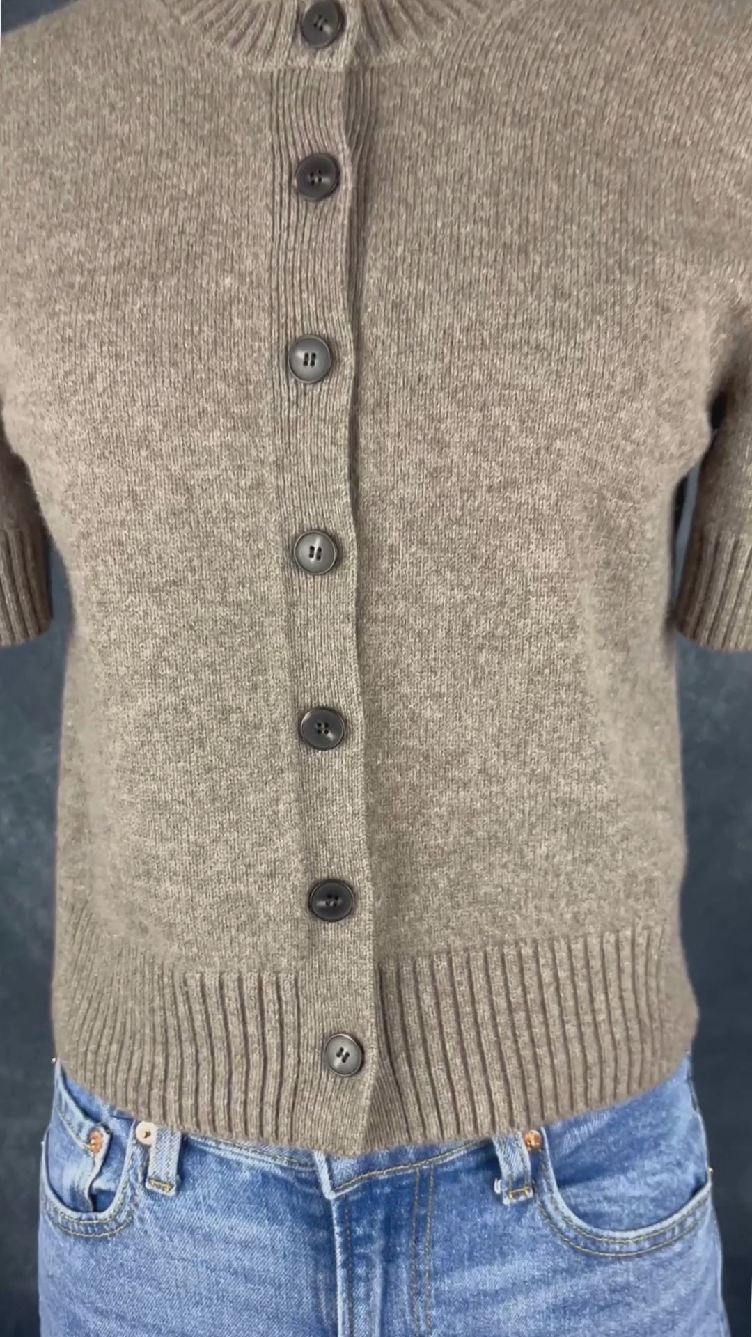 Jeans délavage moyen à jambe large Gap, taille 26 petite. Vue de la vidéo qui présente tous les détails du jeans.