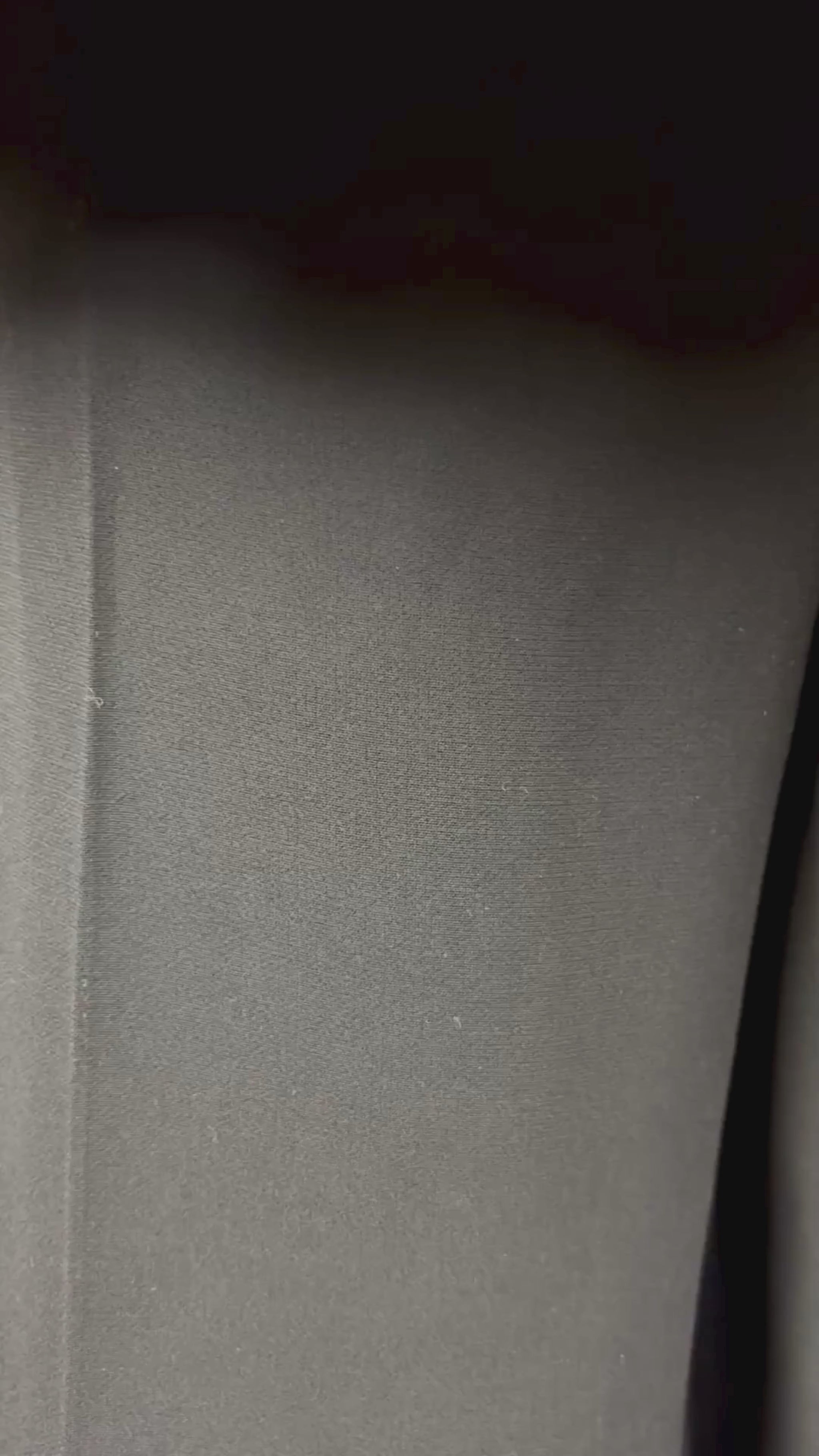 Pantalon noir classique moderne modèle Barrow, Lafayette 148 New York, taille 16. Vue de la vidéo qui présente tous les détails du pantalon.