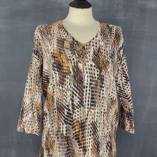 Chandail tricot col v motif style léopard Olsen, taille s/m. Vue de la vidéo qui présente tous les détails du chandail.