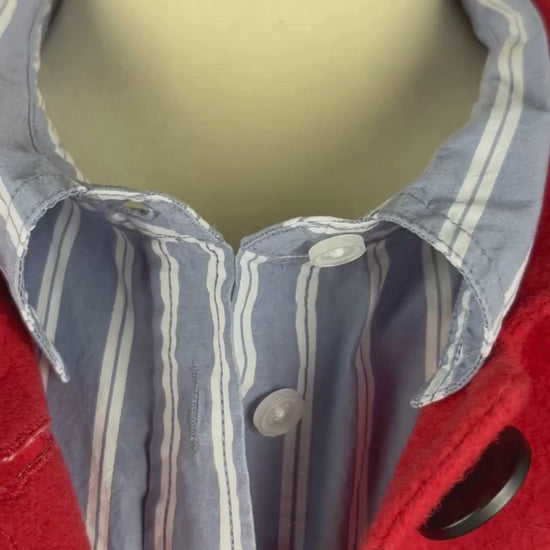 Chemisier à rayures blanches en coton Banana Republic, taille large. Vue de la vidéo qui présente tous les détails du chemisier.