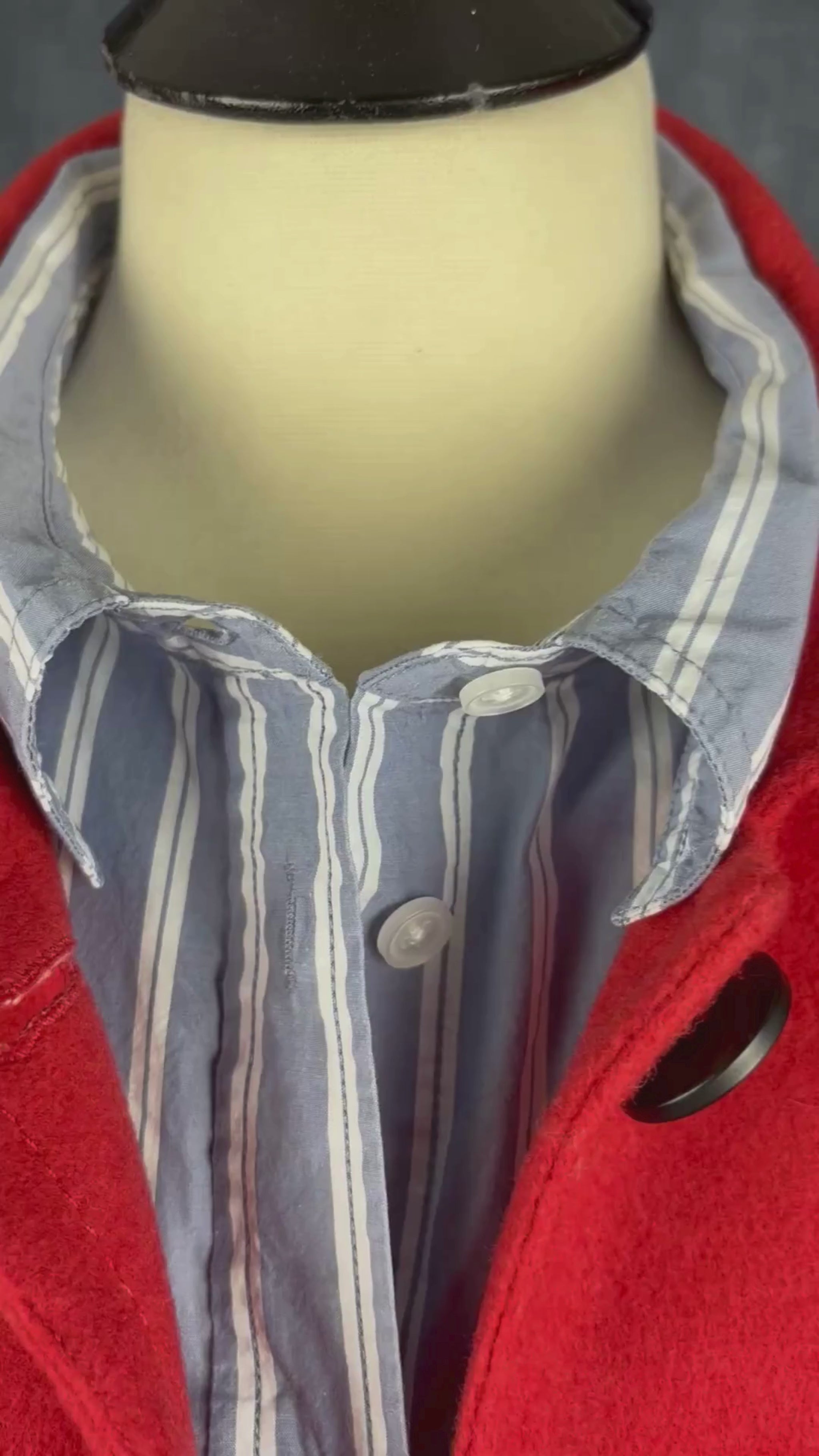 Chemisier à rayures blanches en coton Banana Republic, taille large. Vue de la vidéo qui présente tous les détails du chemisier.