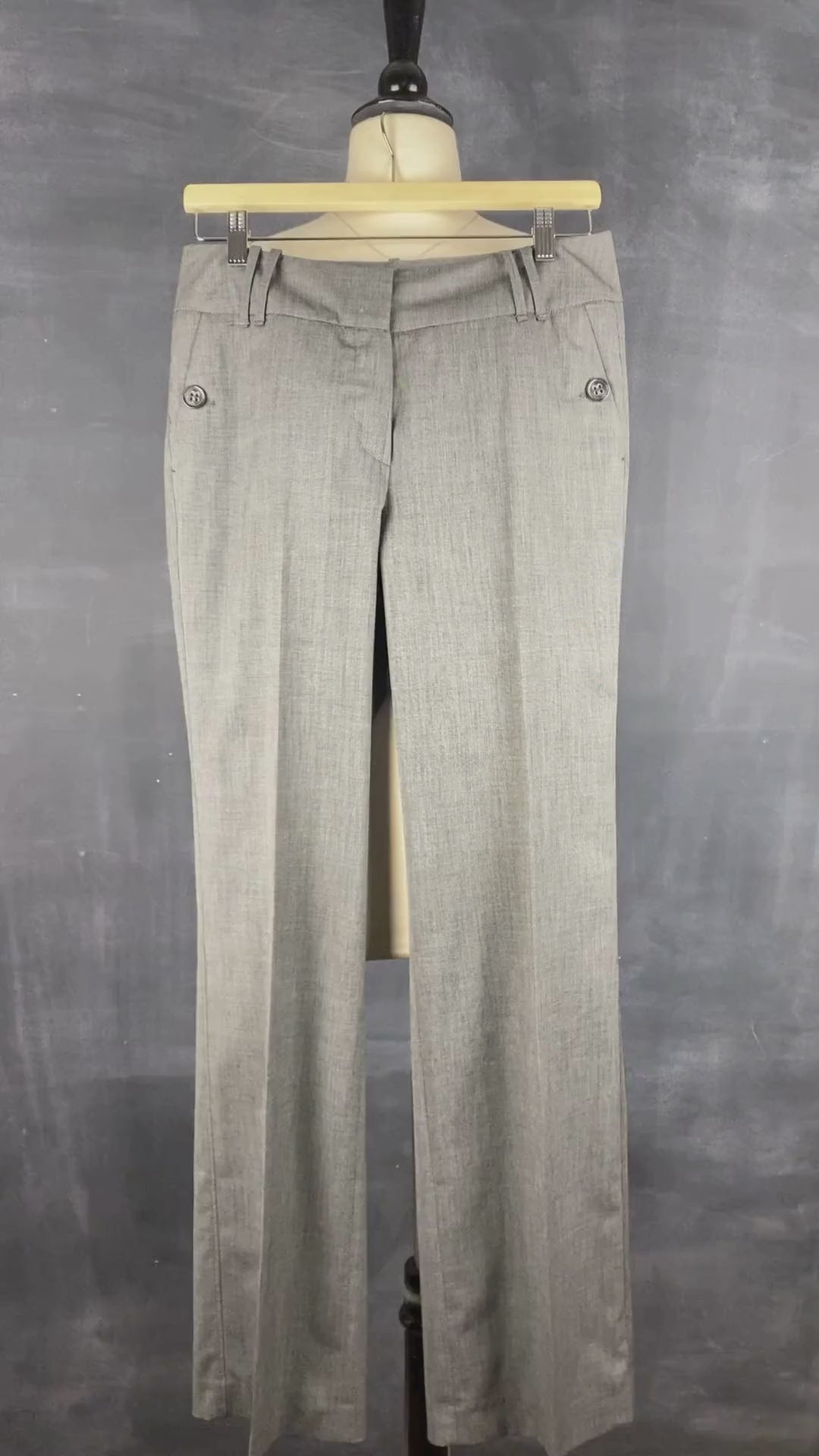 Pantalon gris droit fluide Gardeur, taille estimée à 6. Vue de la vidéo qui présente tous les détails du pantalon.