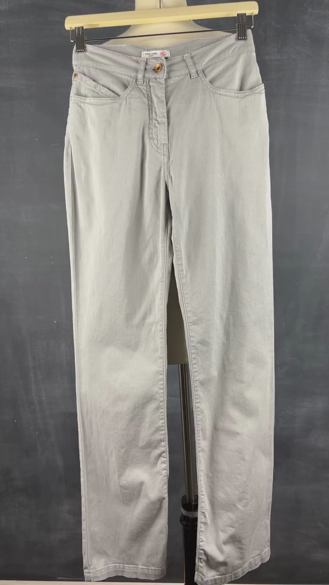 Pantalon style jeans gris coupe droite taille moyenne Saint James, taille 4 (xs). Vue de la vidéo qui présente tous les détails du pantalon.