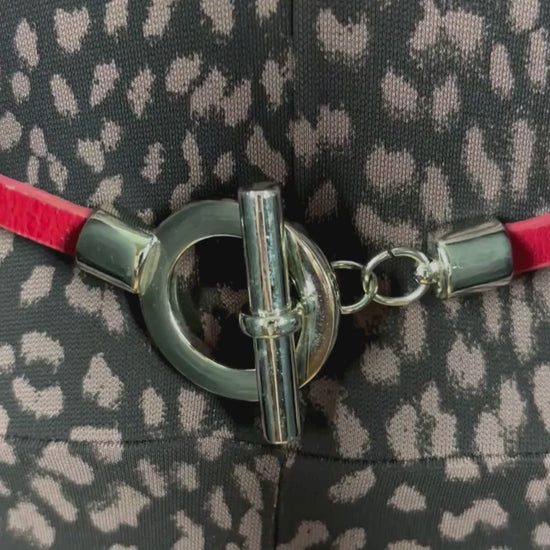 Blazer en laine gris foncé légèrement bleuté, Sandro taille estimée à small. Vue de la vidéo qui présente tous les détails du blazer.