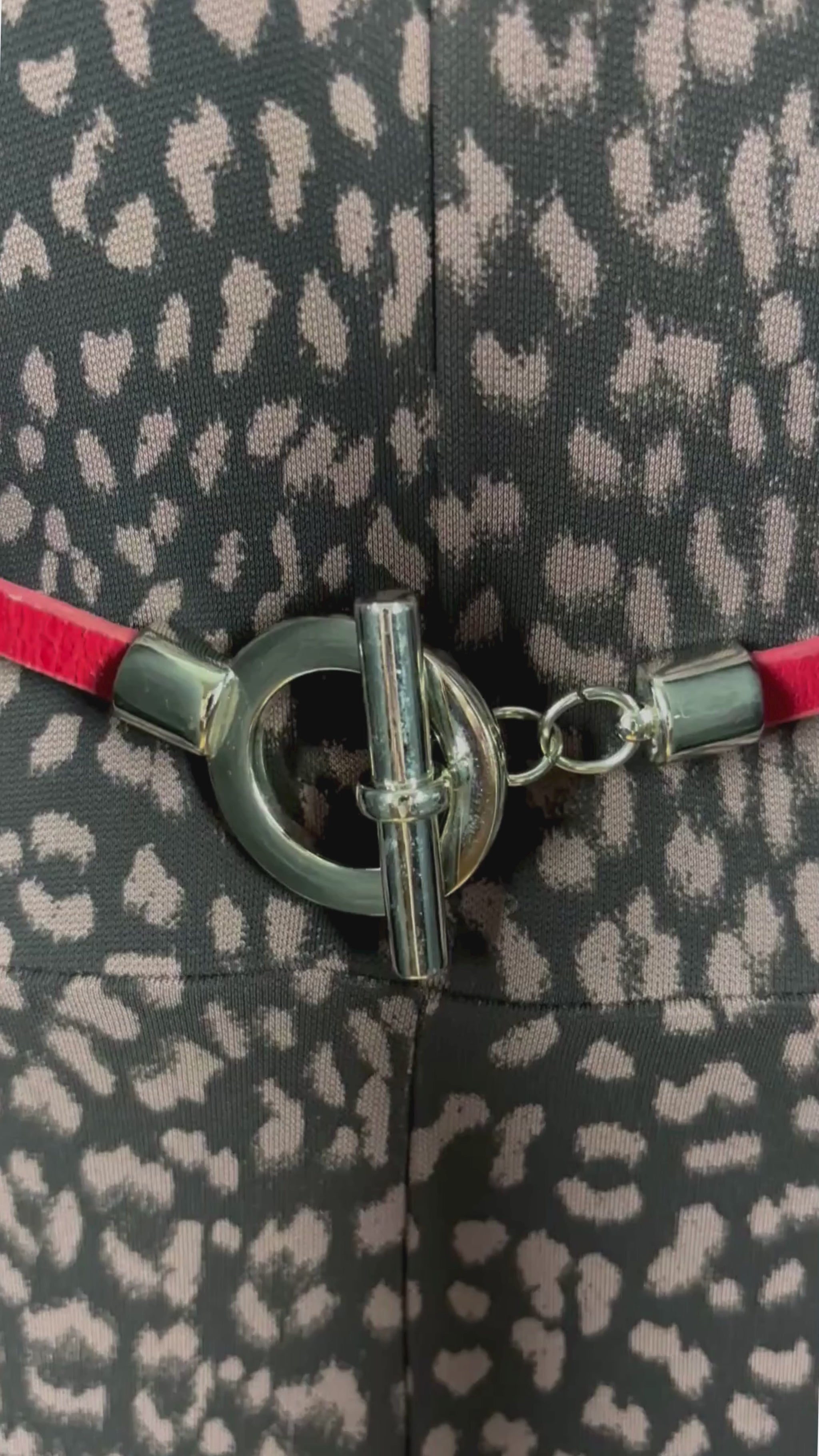 Blazer en laine gris foncé légèrement bleuté, Sandro taille estimée à small. Vue de la vidéo qui présente tous les détails du blazer.