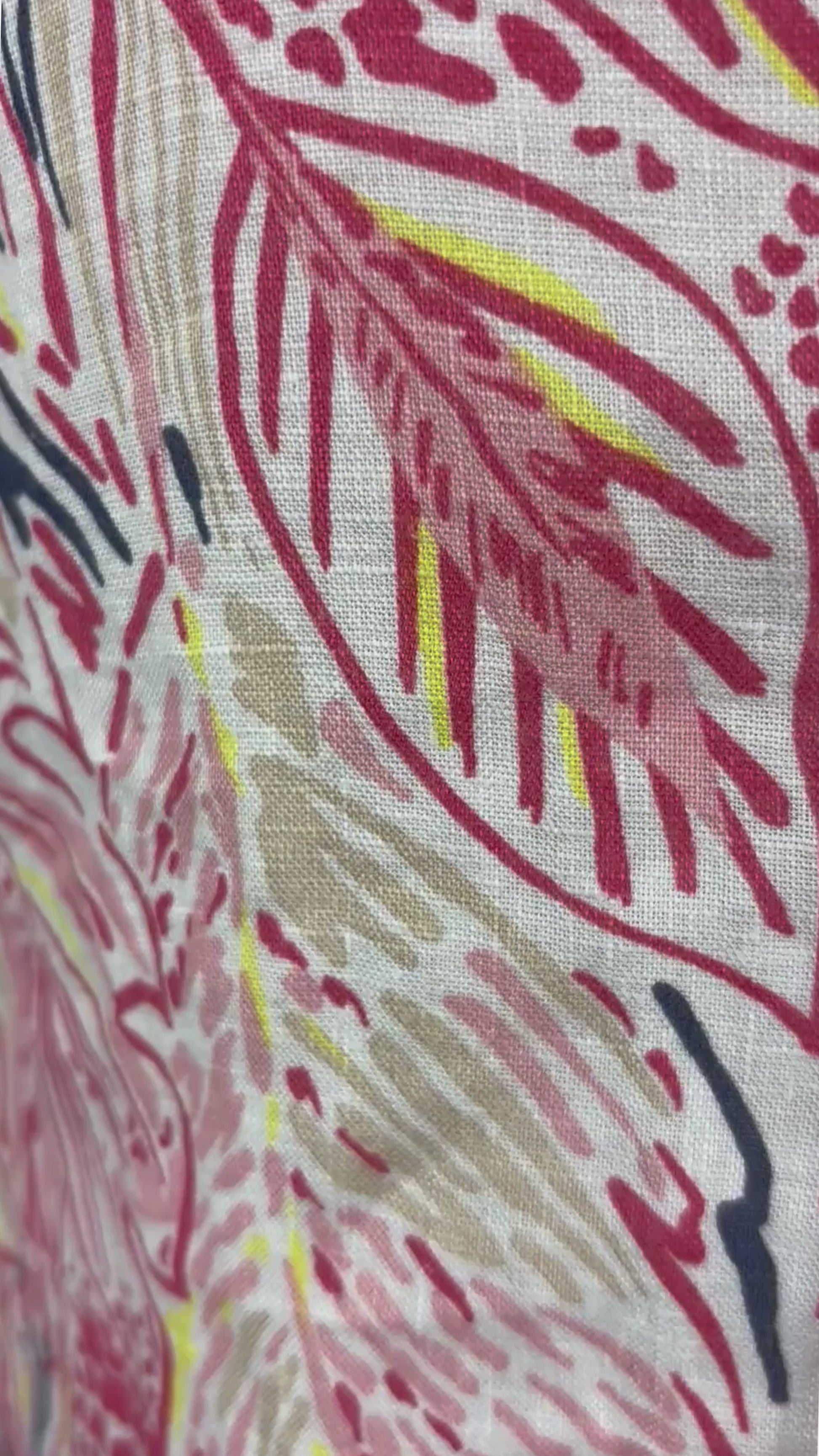 Blouse en lin à motifs tropicaux colorés Brax, taille 38 (medium). Vue de la vidéo qui présente tous les détails de la blouse.