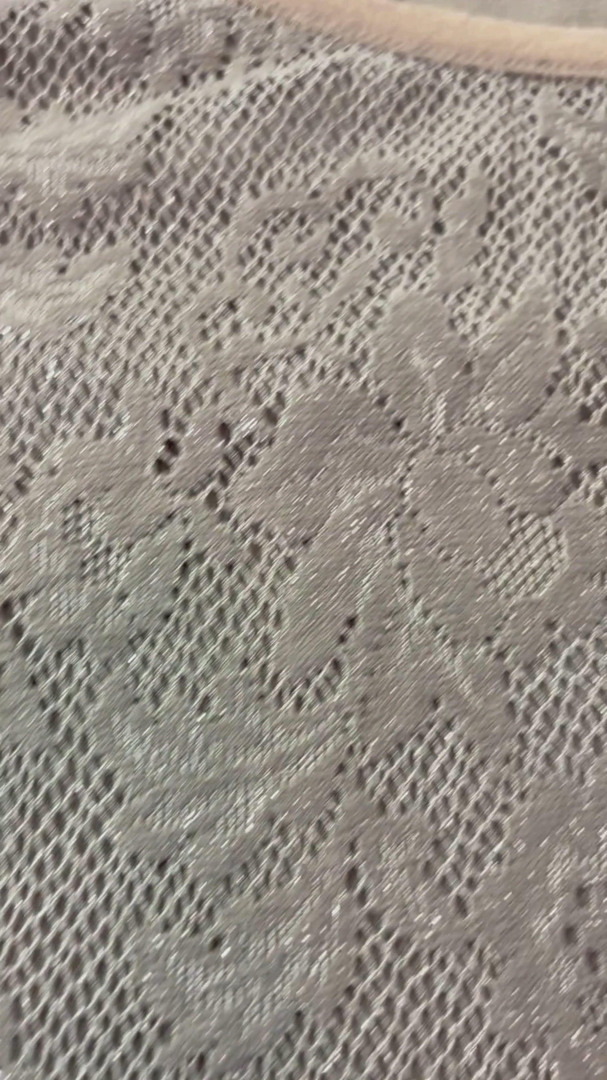 Camisole kaki en dentelle étincelante Luisa Cerano, taille 8. Vue de la vidéo qui présente tous les détails de la camisole.