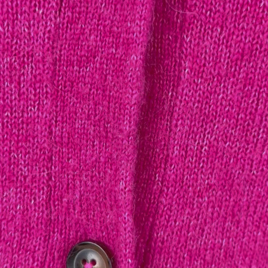 Cardigan rose en tricot en mélange d'alpaga et laine, col en V, Brax, taille 42 (m/l). Vue de la vidéo qui présente tous les détails du cardigan.