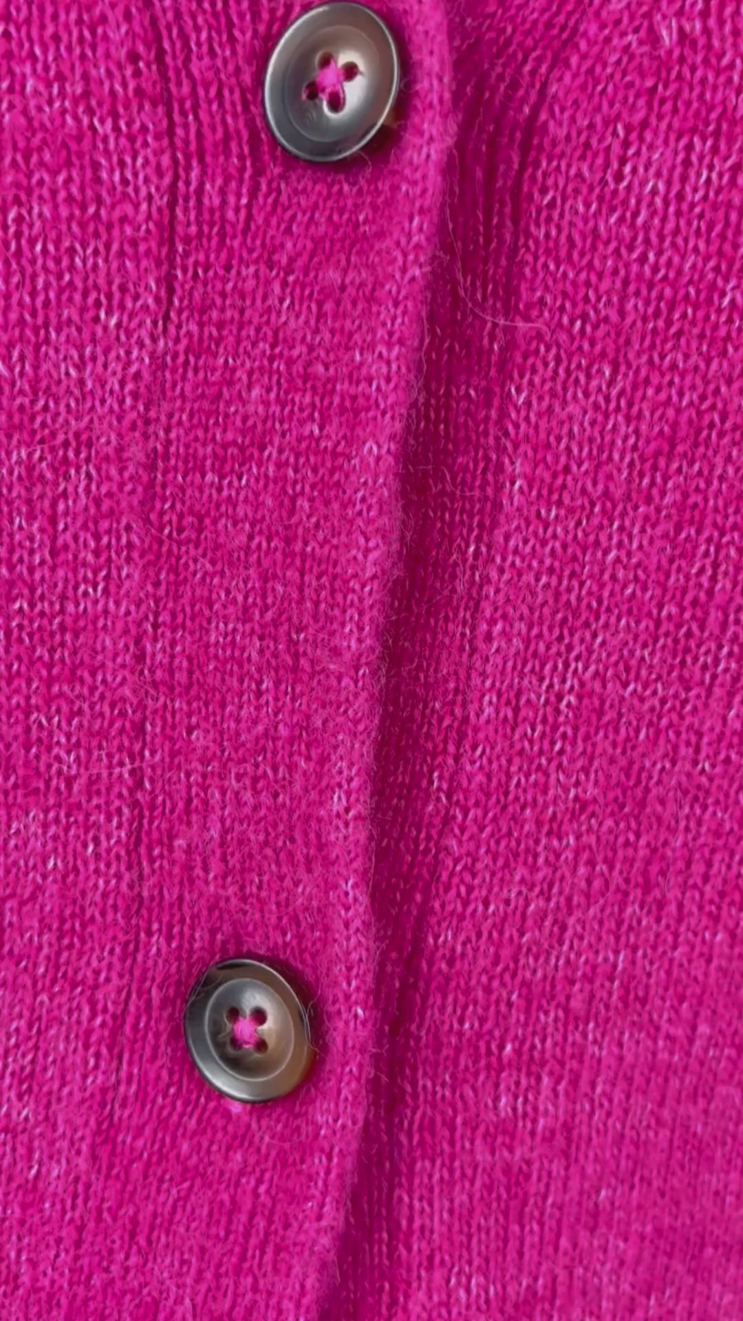 Cardigan rose en tricot en mélange d'alpaga et laine, col en V, Brax, taille 42 (m/l). Vue de la vidéo qui présente tous les détails du cardigan.