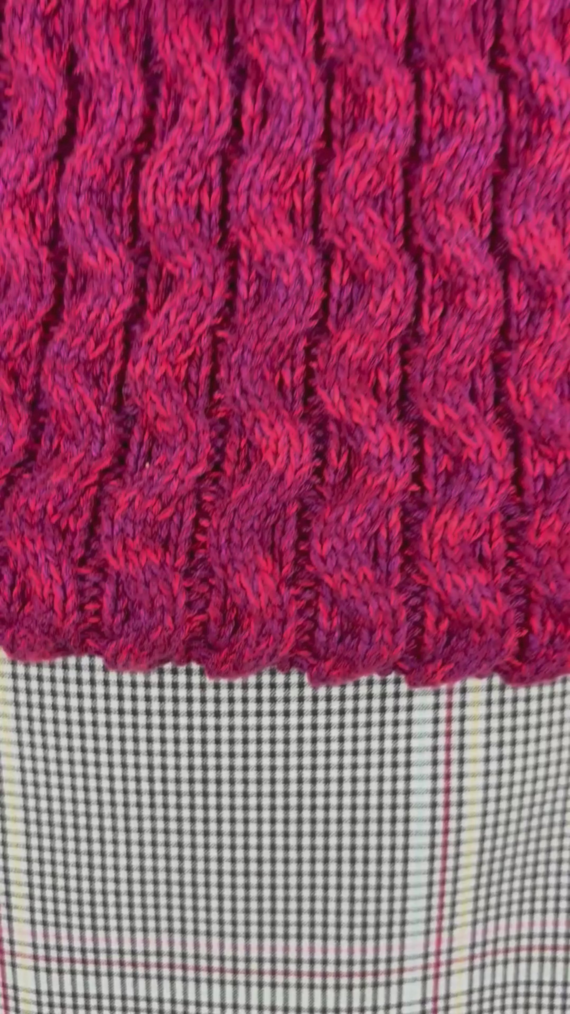 Chandail framboise en tricot de coton torsadé Gap, taille small. Vue de la vidéo qui présente tous les détails du chandail.