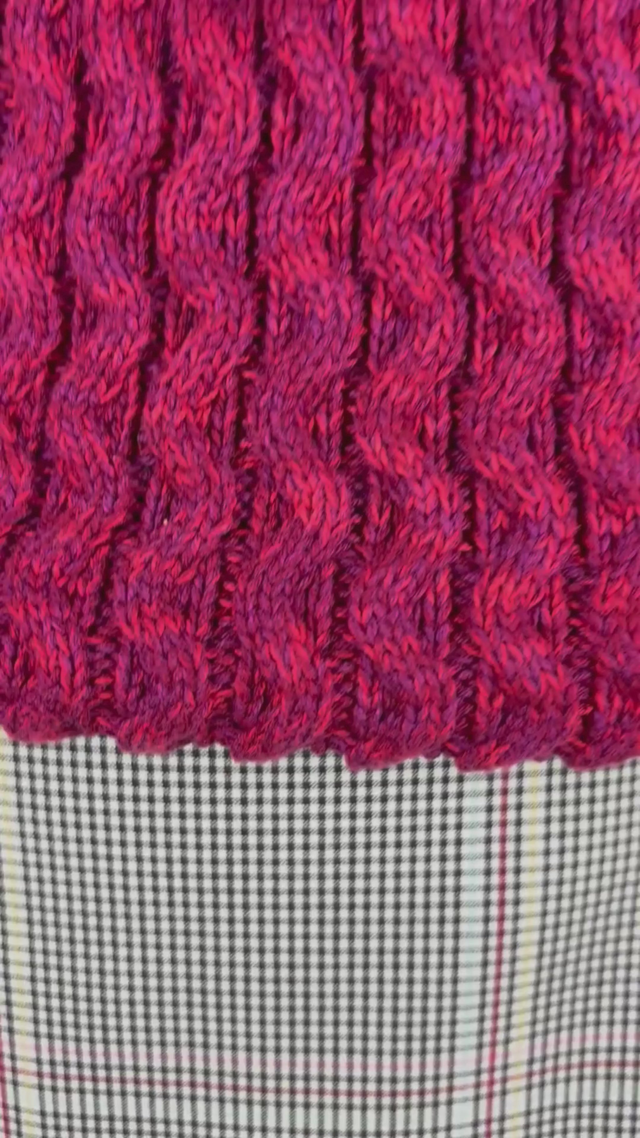 Chandail framboise en tricot de coton torsadé Gap, taille small. Vue de la vidéo qui présente tous les détails du chandail.