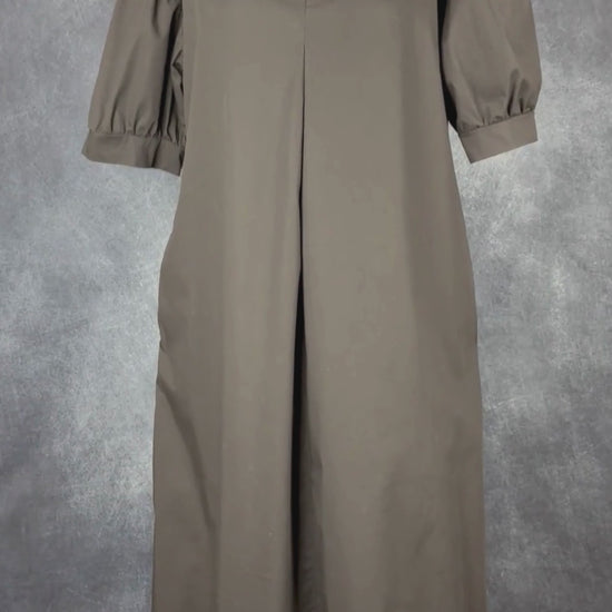 Robe noire longue à petite manche bouffante Humility, taille estimée à large. Vue de la vidéo qui présente tous les détails de la robe.