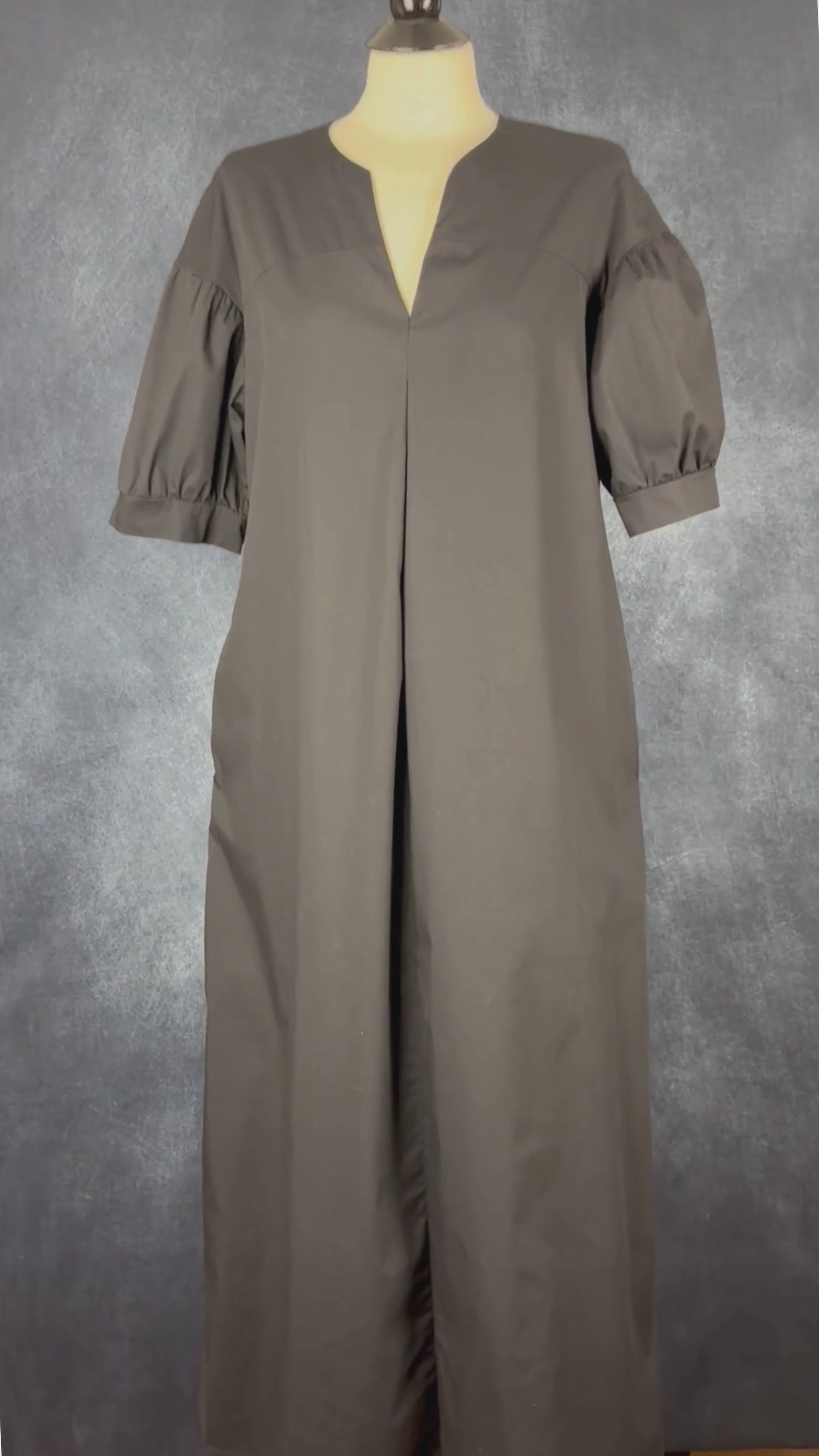 Robe noire longue à petite manche bouffante Humility, taille estimée à large. Vue de la vidéo qui présente tous les détails de la robe.