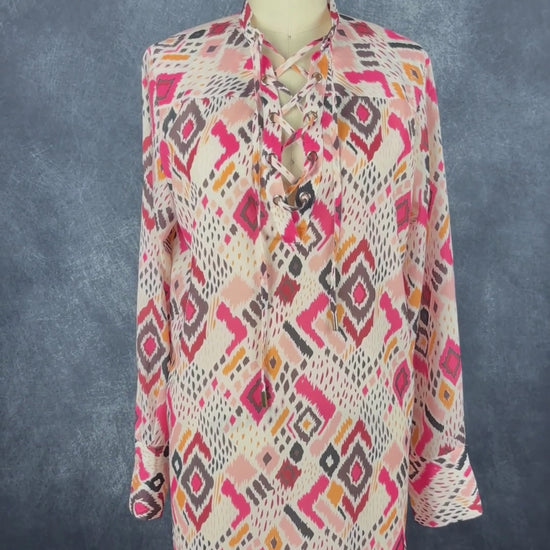 Robe de plage à jolis motifs colorés Joelle, taille small. Vue de la vidéo qui présente tous les détails de la robe.