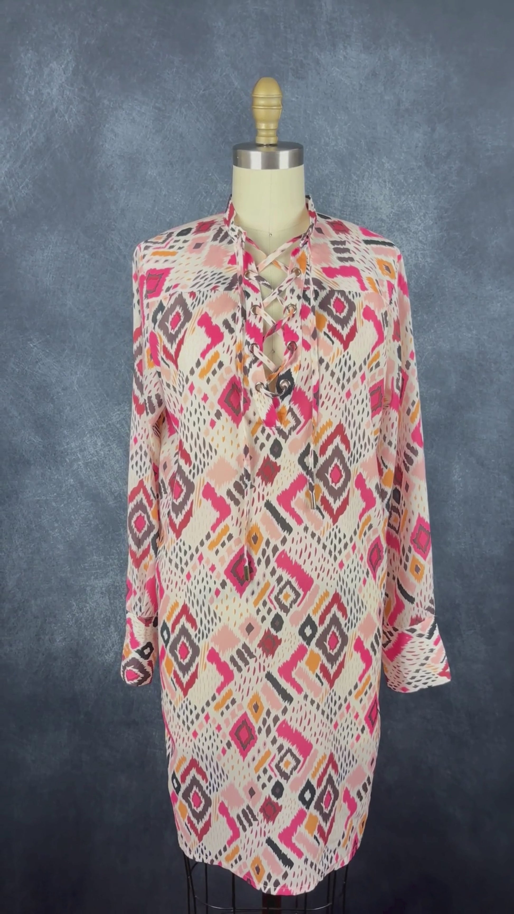 Robe de plage à jolis motifs colorés Joelle, taille small. Vue de la vidéo qui présente tous les détails de la robe.