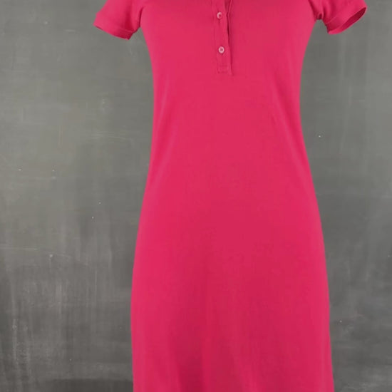 Robe polo piqué fuchsia Lacoste, taille 34 (xs). Vue de la vidéo qui présente tous les détails de la robe.