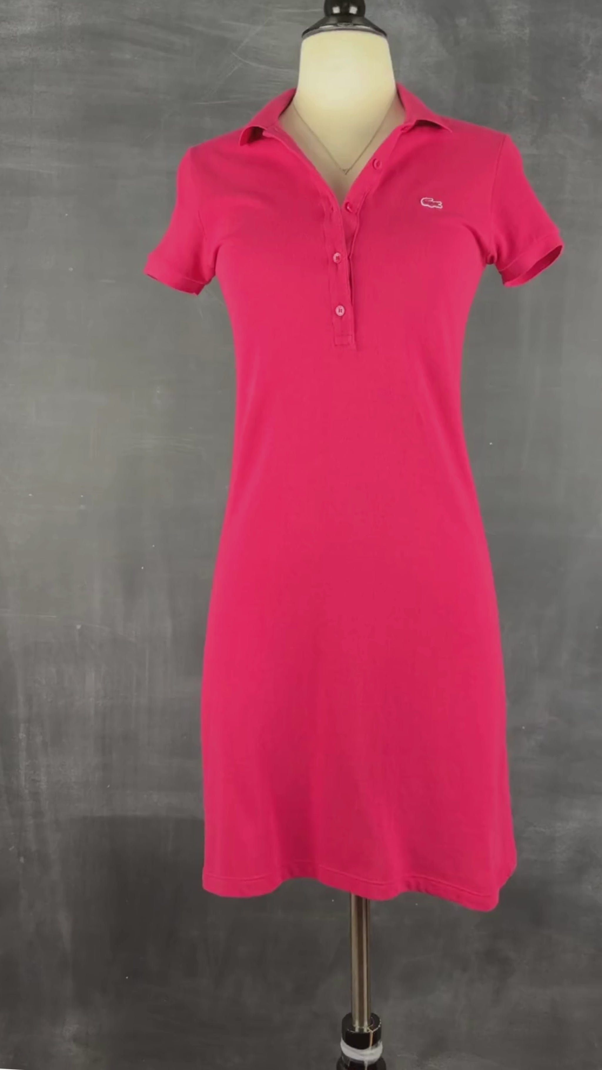 Robe polo piqué fuchsia Lacoste, taille 34 (xs). Vue de la vidéo qui présente tous les détails de la robe.