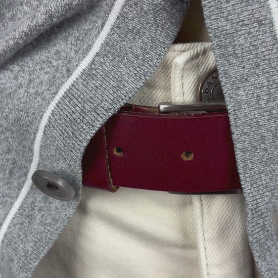 Cardigan gris chiné à col en V en coton et cachemire Banana Republic, taille medium. Vue de la vidéo qui présente tous les détails du cardigan.