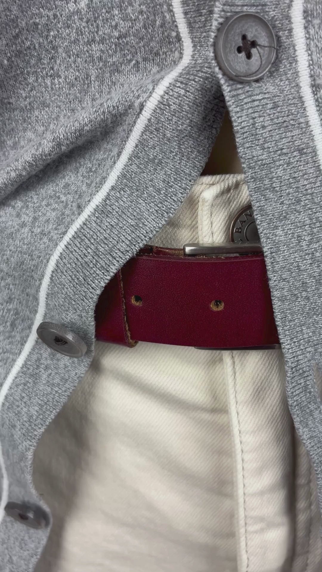 Cardigan gris chiné à col en V en coton et cachemire Banana Republic, taille medium. Vue de la vidéo qui présente tous les détails du cardigan.