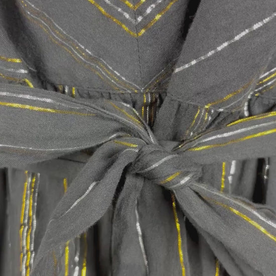 Robe noire à rayures or et argent Scotch & Soda, taille estimée à medium. Vue de la vidéo qui présente la robe et tous ses détails.