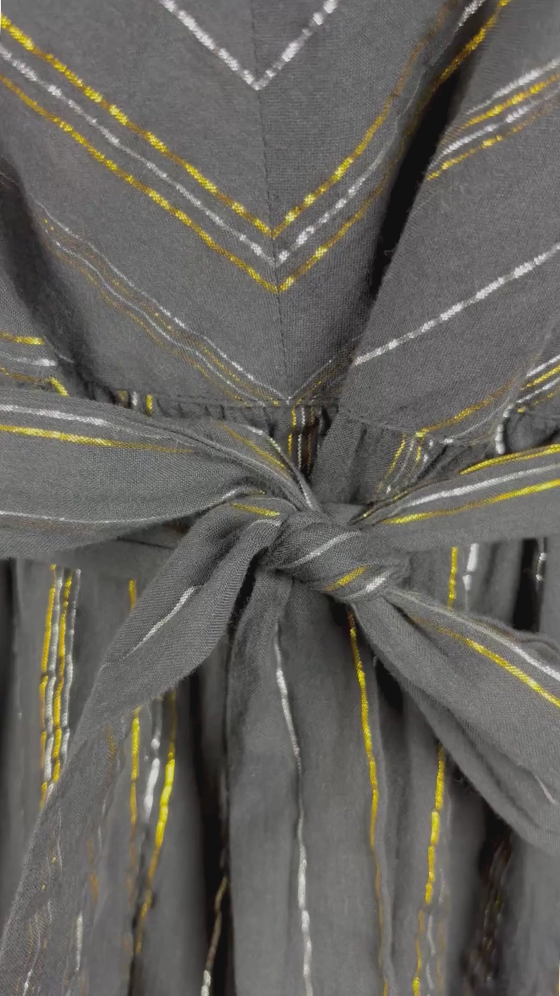 Robe noire à rayures or et argent Scotch & Soda, taille estimée à medium. Vue de la vidéo qui présente la robe et tous ses détails.