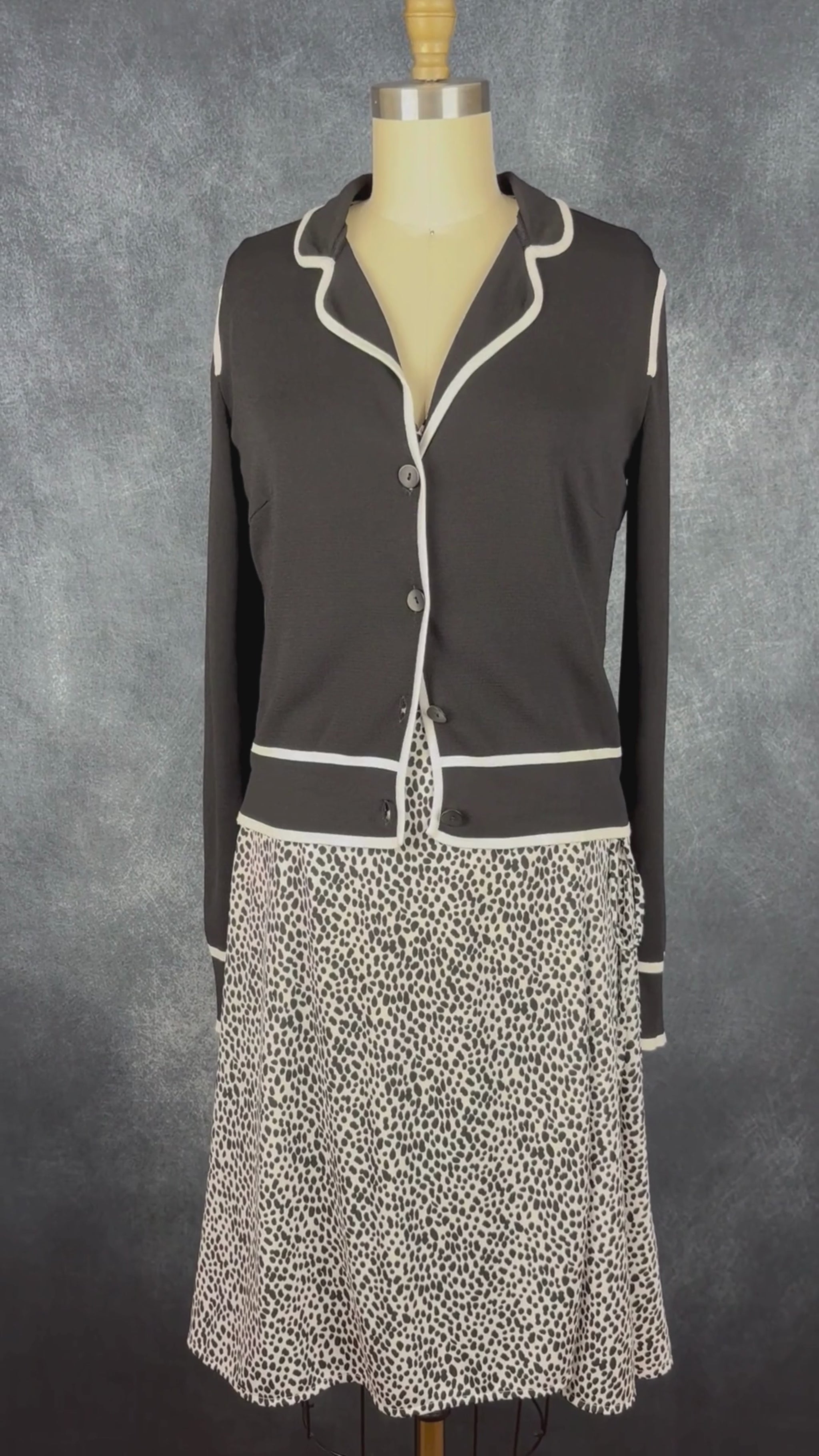 Cardigan boutonné noir et blanc en fin tricot MaxMara Studio, taille small. Vue de la vidéo qui présente tous les détails du cardigan.