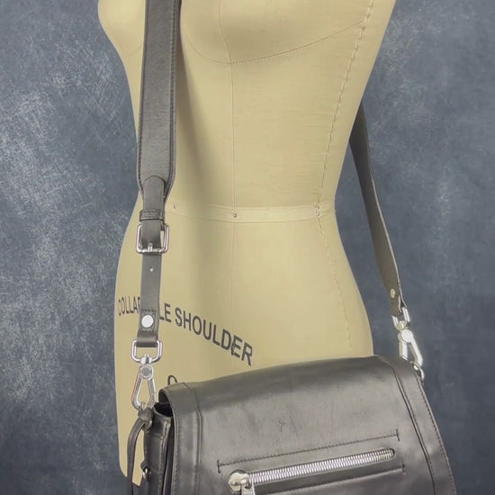 Sac à main en cuir noir Rudsak de taille moyenne avec coins de la base arrondis. Vue de la vidéo qui présente tous les détails du sac.